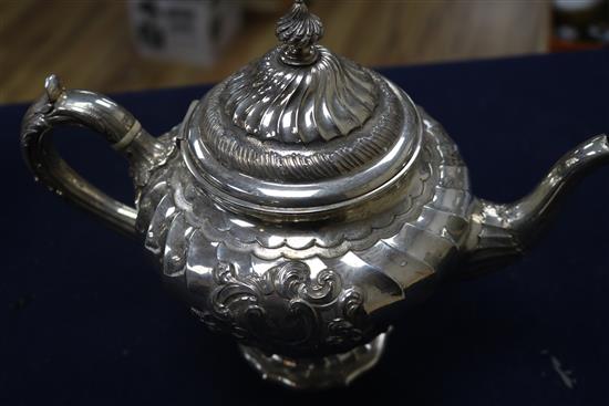 A late Victorian silver teapot and coffee pot, London, 1900, gross 50 oz.